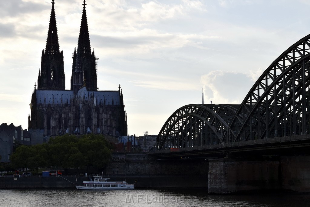 PSpringt kein Suizid Brueckenspringer Koeln Hohenzollernbruecke P159.JPG - Miklos Laubert